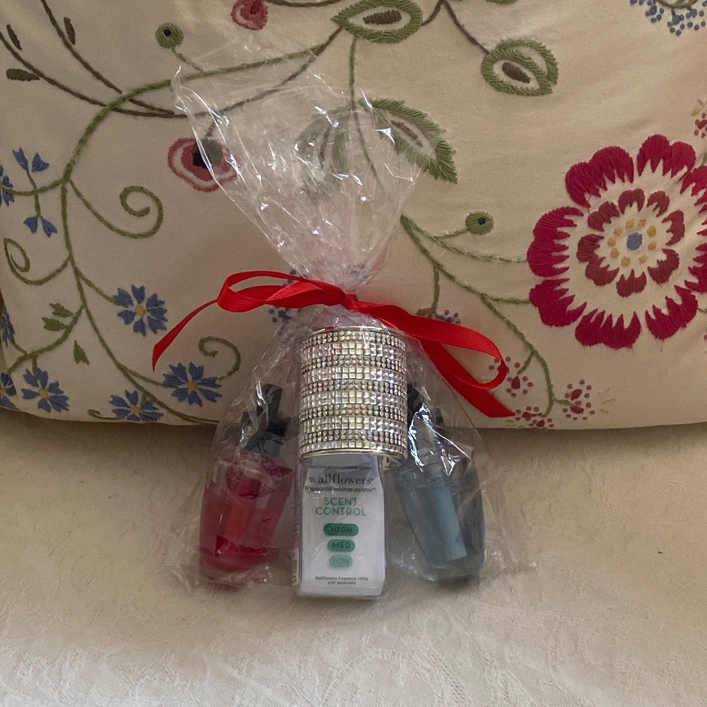 Shine & Sparkle Wallflowers Scent Control Fragrance Plug + 2 Fragrance Refills - Picture 6 of 16